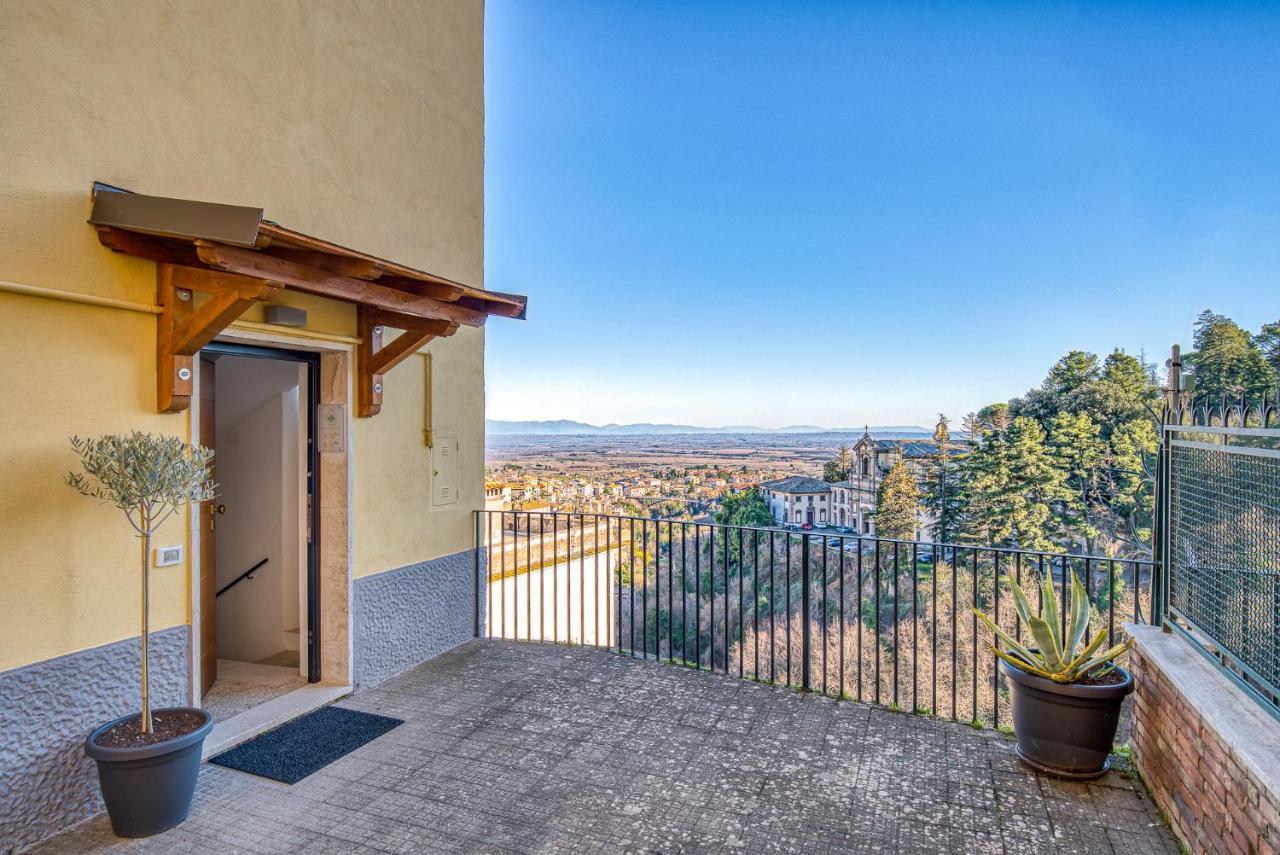 Casa Checca Appartamenti Per Vacanze Caprarola Exterior foto